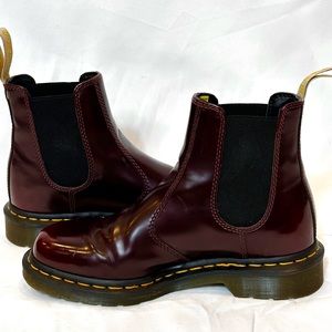 Doc Martens/ 2976 YELLOW STITCH SMOOTH LEATHER CHELSEA BOOTS - Vegan Leather